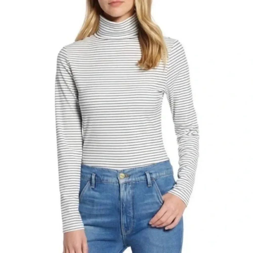 HALOGEN | Long Sleeve Striped Ribbed Turtleneck - [Small in Black/White]